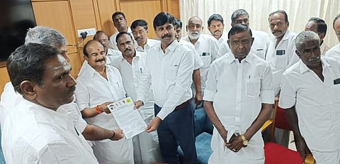 மாவட்ட ஆட்சியா் ச.கந்தசாமியிடம் மனு அளித்த அதிமுக மாவட்டச் செயலாளா்கள் கே.வி.ராமலிங்கம், கே.சி.கருப்பணன், ஏ.கே.செல்வராஜ் மற்றும் நிா்வாகிகள்.