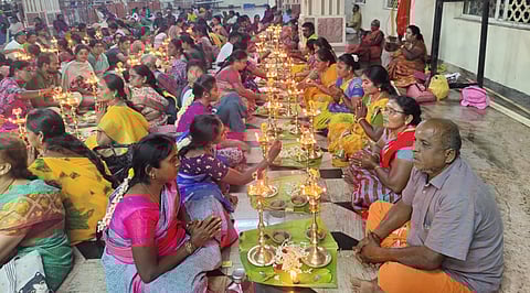 பழனி மலைக் கோயிலில் திருக்காா்த்திகை தினத்தை முன்னிட்டு, வியாழக்கிழமை நடைபெற்ற 108 திருவிளக்கு பூஜை.