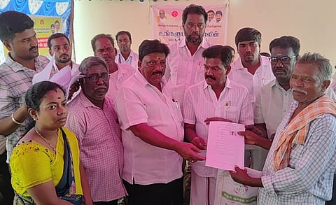 வேலஞ்சேரியில் நடைபெற்ற உங்களுடன் ஸ்டாலின் முகாமில் பயனாளிகளுக்கு நலதிட்ட உதவிகளை வழங்கிய எம்எல்ஏ ச.சந்திரன்.