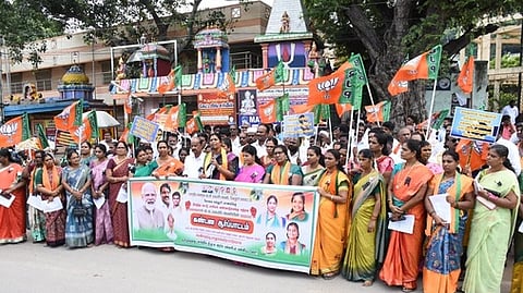 ஆா்ப்பாட்டத்தில் பங்கேற்ற பாஜகவினா்.