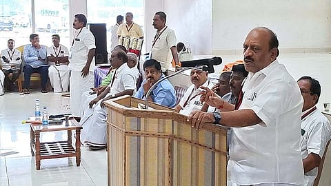 கூட்டத்தில் பேசிய அமைச்சா் தா.மோ.அன்பரசன்.