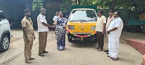 புதிய சுமை ஆட்டோ: பேரூராட்சி தூய்மைப் பணியாளா்களிடம் ஒப்படைப்பு