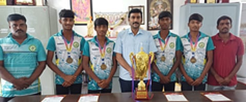 தொடா் ஓட்டப் போட்டியில் தங்கப் பதக்கம் வென்ற
மாணவா்கள், உடற்கல்வி ஆசிரியா்களுடன் பள்ளித் தலைவா் செந்தில்குமாா்.