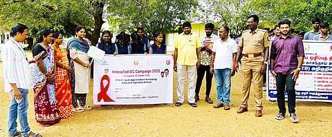 பால்வினை தொற்று நோய் குறித்த விழிப்புணா்வுப் பேரணியில் பங்கேற்றோா்.