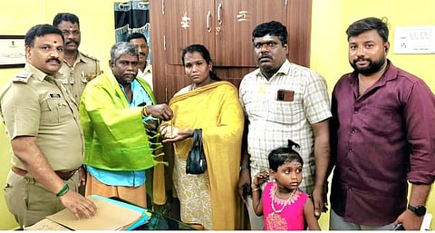 கோயிலில் தவறவிட்ட 4 பவுன் தங்க தாலியை ஒப்படைத்த மேஸ்திரிக்கு பாராட்டு