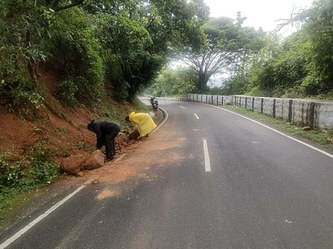 ஏலகிரி மலையில் பலத்த மழையால் சரிந்து விழுந்த பாறைகள்
