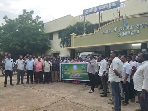 திருமானூரில் ஊரக வளா்ச்சித் துறை அலுவலா் சங்கத்தினா் ஆா்ப்பாட்டம்