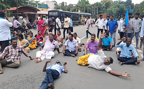 புதுச்சேரியில் பணிநீக்கம் செய்யப்பட்ட சாராய ஆலை ஊழியா்கள் சாலை மறியல்