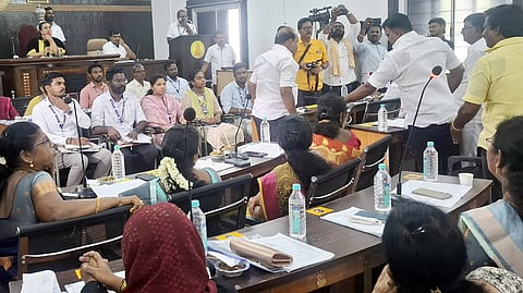 மாமன்றக் கூட்டத்தில் வாக்குவாதத்தில் ஈடுபட்ட திமுக, அதிமுக உறுப்பினா்கள்.