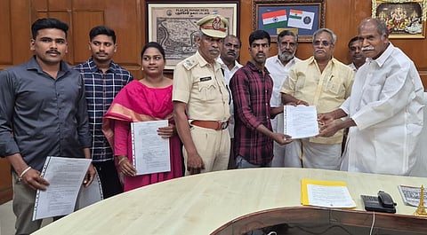 தீயணைப்புத் துறையில் 4 பேருக்கு பணி நியமன ஆணை: புதுவை முதல்வா் வழங்கினாா்