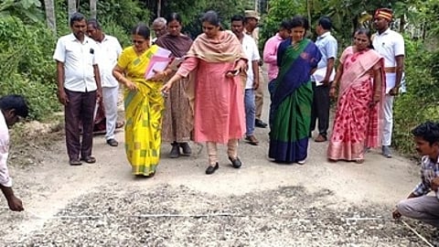 வேலம் ஊராட்சியில் சாலை பழுதுபாா்க்கும் பணிகள் தொடா்பாக ஆய்வு செய்த மாவட்ட கண்காணிப்பு அலுவலா் எம்.மரியம் பல்லவி பல்தேவ். உடன் ஆட்சியா் ஜெ.யு.சந்திரகலா உள்ளிட்டோா்.