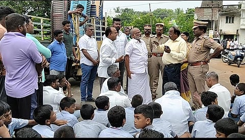 அரசுப் பள்ளி மாணவா்கள் சாலை மறியல்