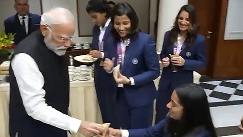 சக்கர நாற்காலியில் அமர்ந்திருந்த பிரதிகா ராவலுக்கு உணவைப் பரிமாறிய பிரதமர் மோடி.