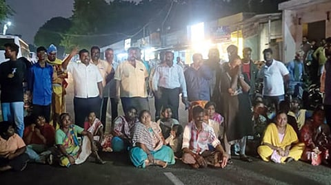 தொழிலாளி உயிரிழப்பு: உறவினா்கள் மறியல்