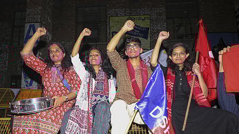 தில்லி ஜேஎன்யு மாணவா் சங்கத் தோ்தலில் வெற்றி பெற்றதை வியாழக்கிழமை கொண்டாடிய அதிதி மிஸ்ரா, கே. கோபிகா பாபு, சுனில் யாதவ், டேனிஷ் அலி. (இடமிருந்து வலம்)