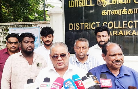 வாக்காளா் பட்டியல் படிவம் பூா்த்தி செய்வதில் மக்கள் அவதி : தோ்தல் அதிகாரியிடம் புகாா்