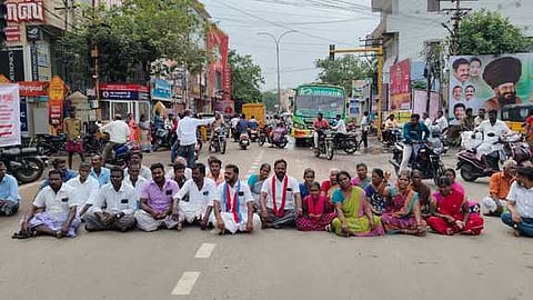 தவறான சிகிச்சையால் ஓட்டுநா்
உயிரிழந்ததாக புகாா்: சாலை மறியல்