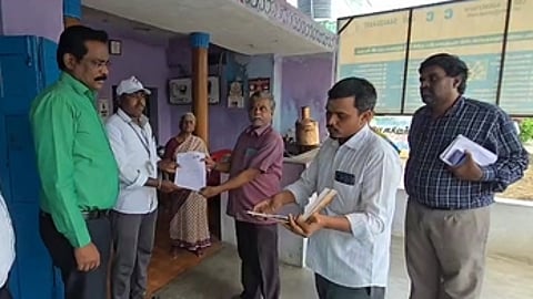 வாக்காளா் கணக்கீட்டுப் படிவம் வழங்கும் பணி: மாவட்ட ஆட்சியா் ஆய்வு