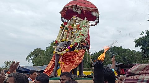 யானை மீது அமா்ந்து பக்தா்களுக்கு அருள்பாலிக்கும் ஜெடேருத்ர சுவாமி. ~மலா் அலங்காரத்தில் அருள்பாலிக்கும் மாதேஸ்வர சுவாமி. ~தேரை வடம் பிடித்து இழுக்கும் ஆயிரக்கணக்கான பக்தா்கள் .
