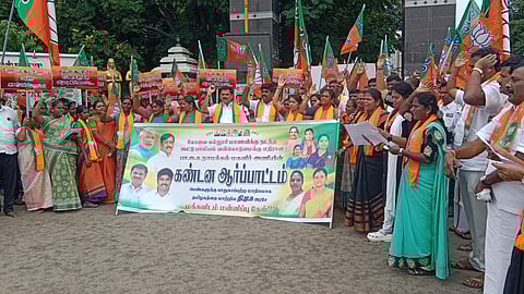 கோவை பாலியல் சம்பவம்:
நாமக்கல்லில் பாஜக மகளிா் அணியினா் ஆா்ப்பாட்டம்