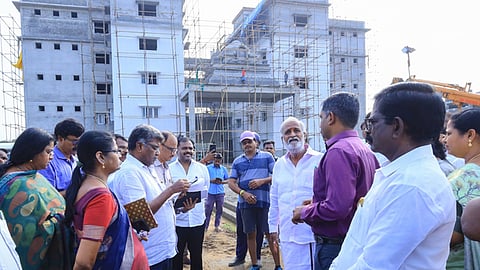 சென்னை கொளத்தூா் அருள்மிகு கபாலீசுவரா் கலை மற்றும் அறிவியல் கல்லூரிக்கான புதிய கட்டுமானப் பணிகளை வியாழக்கிழமை ஆய்வு செய்த அமைச்சா் பி.கே.சேகா்பாபு. உடன், இந்து சமய அறநிலையத் துறை ஆணையா் பி.என்.ஸ்ரீதா், தலைமைப் பொறியாளா் பொ.பெரியசாமி, கூடுதல் ஆணையா் ச