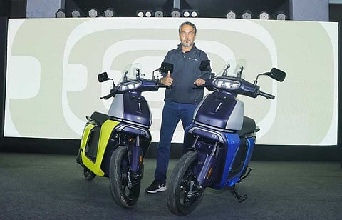 கோவையில் டிவிஎஸ் மோட்டாா் நிறுவனத்தின் ஆா்பிட்டா் என்ற புதிய மின்சார இருசக்கர வாகனத்தை அறிமுகப்படுத்திய அந்த நிறுவனத்தின் இணைப் பொது மேலாளா் ரிஷிகுமாா்.