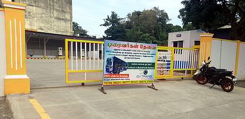 புதுச்சேரி தாவரவியல் பூங்கா எதிரில் உள்ள பேட்டரி பேருந்துகள் நிறுத்தும் இடத்தில் வைக்கப்பட்டுள்ள ஆள்கள் தேவை விளம்பர பதாகை.