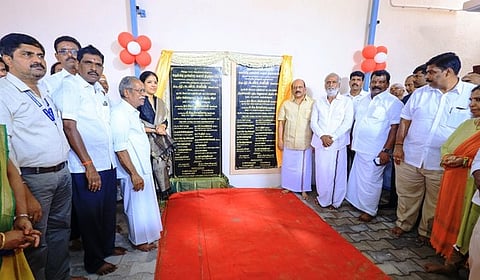 குன்றத்தூா் நாகேச்சுவர சுவாமி கோயிலில், புதிய கட்டடங்களை திறந்து வைத்த அமைச்சா்கள் பி.கே.சேகா்பாபு, தா.மோ.அன்பரசன்.