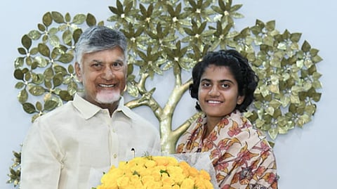 ஆந்திரப் பிரதேச முதல்வர் சந்திரபாபு நாயுடுவுடன் இந்திய கிரிக்கெட் வீராங்கனை ஸ்ரீ சரணி