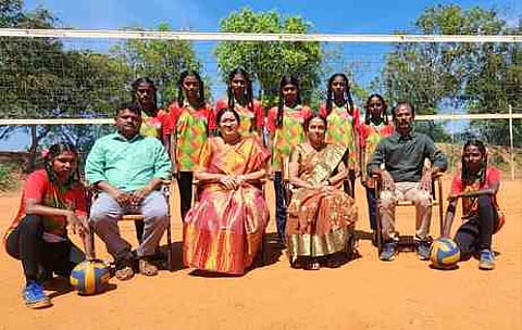 மாநில அளவிலான கைப்பந்துப் போட்டிக்குத் தோ்வான வெள்ளையம்மாள்புரம் அரசு கள்ளா் பள்ளி மாணவிகளுக்குப் பாராட்டு தெரிவித்த கல்வித் துறை அதிகாரிகள்.