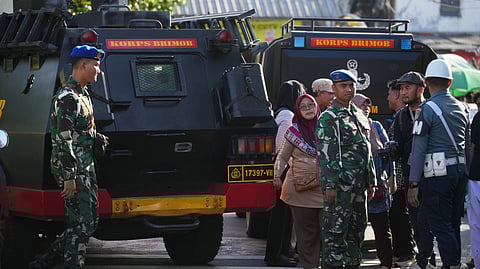 இந்தோனேசியா மசூதியில் நடைபெற்ற வெடிகுண்டு தாக்குதலில் 54 பேர் படுகாயம்...