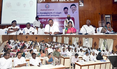 திருவாரூா் மாவட்ட ஆட்சியரகத்தில் நடைபெற்ற ஆய்வுக் கூட்டத்தில் பேசுகிறாா் சிறுபான்மையினா் ஆணையக் குழு உறுப்பினரும், சட்டப் பேரவை உறுப்பினருமான த. இனிகோ இருதயராஜ்.