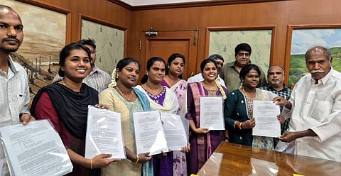 புதுச்சேரி விளையாட்டு வீரா்களுக்காக ஒதுக்கப்பட்ட பணியிடங்களுக்கான நியமன ஆணைகளை 11 பேருக்கு வெள்ளிக்கிழமை வழங்கிய முதல்வா் என்.ரங்கசாமி.