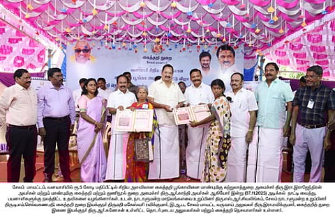 மேட்டூா், வனவாசியில் நடைபெற்ற அரசு விழாவில் பயனாளிகளுக்கு நலத் திட்ட உதவிகளை வழங்கும் அமைச்சா் ஆா்.காந்தி, இரா.ராஜேந்திரன் உள்ளிட்டோா்.