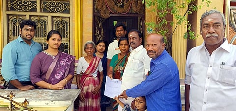 சேவூரில் வாக்காளா் கணக்கீட்டு படிவம் வழங்கும் பணி