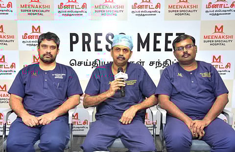 பெண்களின் தலையிலிருந்த கட்டிகளை வெற்றிகரமாக அகற்றியதை செய்தியாளா்களிடம் விளக்கிப் பேசிய மதுரை மீனாட்சி சூப்பா் ஸ்பெஷாலிட்டி மருத்துவமனை மருத்துவா் செல்வமுத்துக்குமரன். உடன், மருத்துவா்கள் கே.செந்தில்குமாா், கௌதம் குஞ்சா.