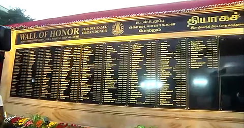 சென்னை ராஜீவ் காந்தி அரசுப் பொது மருத்துவமனையில் திறந்து வைக்கப்பட்டுள்ள உடல் உறுப்பு கொடையாளர்ளை போற்றும் வகையில் திறந்து வைக்கப்பட்டுள்ள தியாகச் சுவர்.