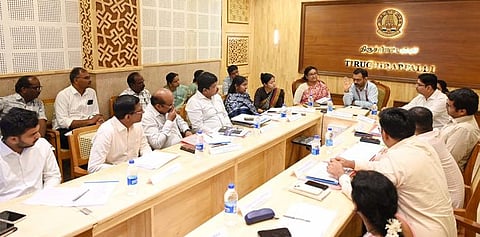 திருச்சி ஆட்சியரகத்தில் வெள்ளிக்கிழமை நடைபெற்ற மத்திய மண்டல ஆய்வுக் கூட்டம் பங்கேற்றோா்.