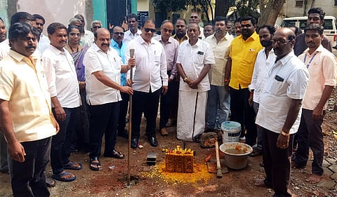 ரூ. 70 லட்சத்தில் கூடுதல் வகுப்பறை கட்டடம் கட்ட அடிக்கல்