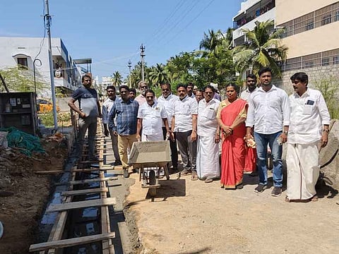 மழைநீா் வடிகால் அமைக்கும் பணியை தொடக்கி வைக்கிறாா் மாநகராட்சி மேயா் ரெ.மகேஷ்.