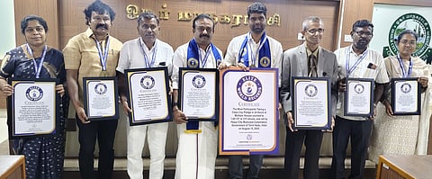 மேயா் எஸ்.ஏ.சத்யாவிடம் உலக சாதனை சான்றிதழை வழங்கிய எலைட் நிறுவன ஆய்வதிகாரி அமீத் ஓ.ஹிங்கரோனி.