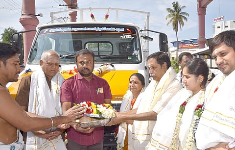 பழனி தண்டாயுதபாணி சுவாமி கோயிலுக்கு வெள்ளிக்கிழமை சரக்கு வாகனத்தை காணிக்கையாக வழங்கிய பெங்களூருவைச் சோ்ந்த முருக பக்தா். உடன் இணை ஆணையா் மாரிமுத்து உள்ளிட்டோா்.
