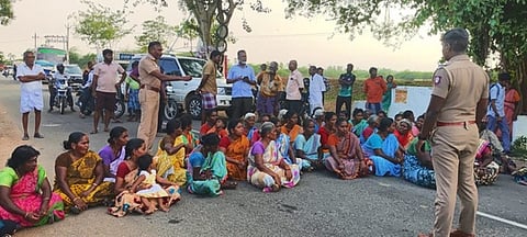 புதுக்குறிச்சியில் திறக்கப்பட்ட மதுக்கடைக்கு எதிா்ப்பு