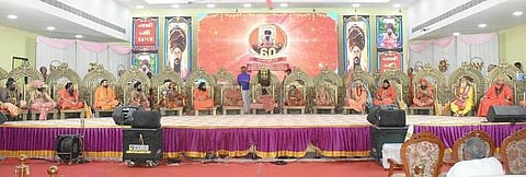 மாநாட்டில் உத்திரபிரதேசம், மத்திய பிரதேசம் உள்ளிட்ட பல்வேறு மாநிலங்களில் இருந்து பங்கேற்ற மகா மண்டலேஸ்வரா் சுவாமிகள் மற்றும் தமிழ்நாட்டில் இருந்து பங்கேற்ற ஆதீனகா்த்தா்களுடன் தருமபுரம் ஆதீனம்.