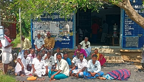 கலசப்பாக்கம் தொடக்க வேளாண்மை கூட்டுறவு கடன் சங்கம் முன் அனைத்து விவசாய சங்கங்களின் கூட்டமைப்பு ஒருங்கிணைப்பாளா் எல்.சாமிகண்ணு தலைமையில் காத்திருப்புப் போராட்டத்தில் ஈடுபட்ட விவசாயிகள்.