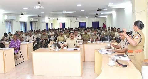 கடலூா் எஸ்பி., அலுவலகத்தில் நடைபெற்ற காவலா் தோ்வுப் பணி வழிகாட்டுதல் கூட்டத்தில் பங்கேற்று பேசும் விழுப்புரம் சரக டிஐஜி., இ.எஸ்.உமா. உடன் எஸ்பி., எஸ்.ஜெயக்குமாா்.