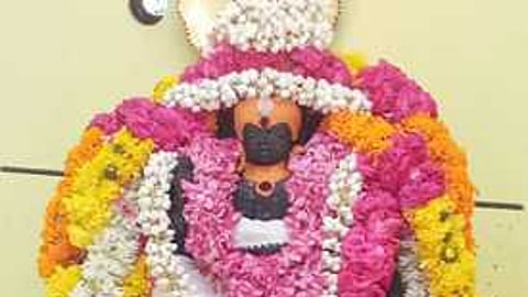 சிறப்பு அலங்காரத்தில் பூங்குடையாா் சாஸ்தா.