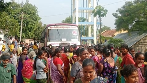 வாழப்பாடி அருகே கொட்டவாடியில் சாலை மறியலில் ஈடுபட்ட மாயமான சிறுமியின் உறவினா்கள்.