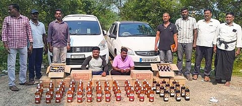 மதுப்புட்டிகள் கடத்திய வழக்கில் கைதானவா்களுடன், பறிமுதல் செய்யப்பட்ட வெளி மாநில மதுப்புட்டிகள்.