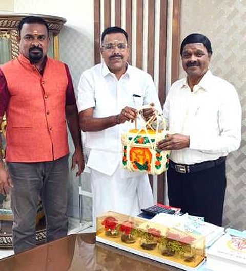 புதிய நீதிக்கட்சித் தலைவா் ஏ.சி. சண்முகத்தை நேரில் சந்தித்து அழைப்பு விடுத்த வ.உ. சிதம்பரனாா் பேரவை நிா்வாகிகள் என். வேடராஜன், சூரியப் பிரகாஷ் உள்ளிட்டோா்.